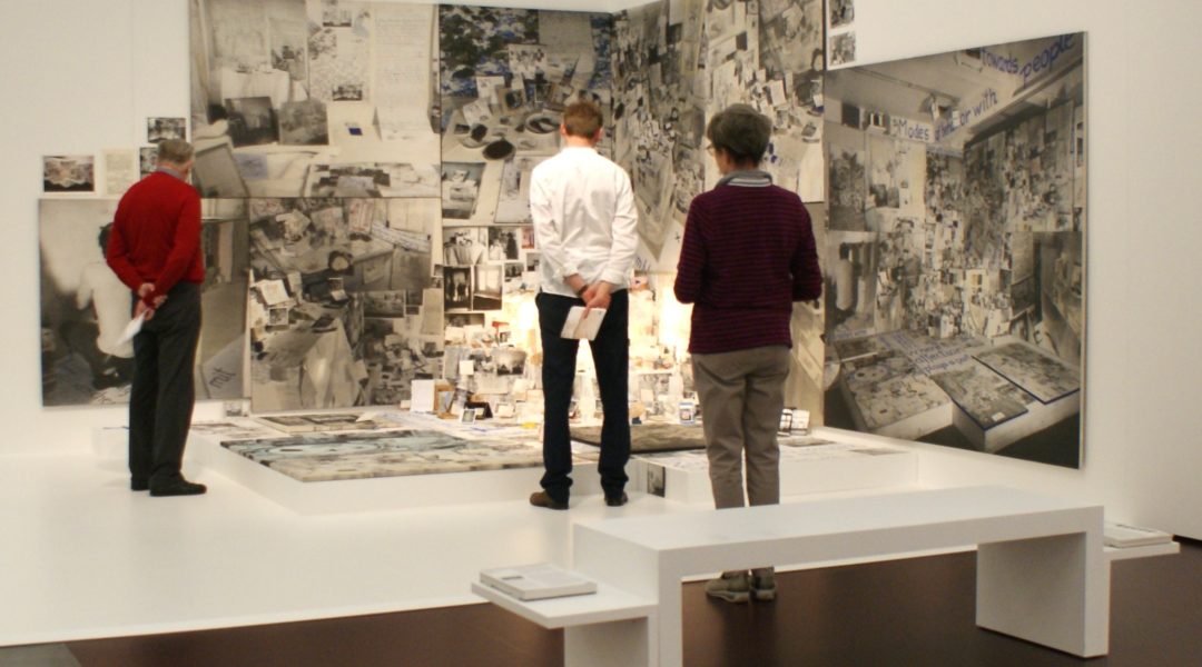 Exkursion zur Draiflessen Collection. In der Sonderausstellung "Liebe" zu sehen: Anna Oppermanns "Ensemble mit Dekor (Über den Umgang mit Menschen, wenn Zuneigung im Spiel ist)". Foto: Claudia Ehlert