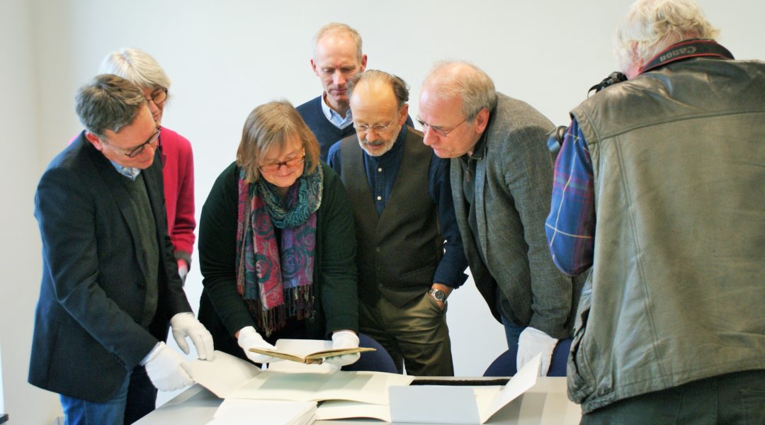 Einen Blick in das erschlossene Droste-Depositum der Droste-Gesellschaft warfen am 22.11.19 (v.l.) Dr. Marcus Stumpf (Leiter LWL-Archivamt für Westfalen), Katharina Tiemann (Referatsleiterin), Dr. Jutta Nunes Matias (Westfälisches Literaturarchiv), Dr. Rüdiger Nutt-Kofoth (Droste-Gesellschaft), Georg Veit (Erster Vorsitzender Droste-Gesellschaft) und Dr. Jochen Grywatsch (Zweiter Vorsitzender Droste-Gesellschaft). Foto: Claudia Ehlert