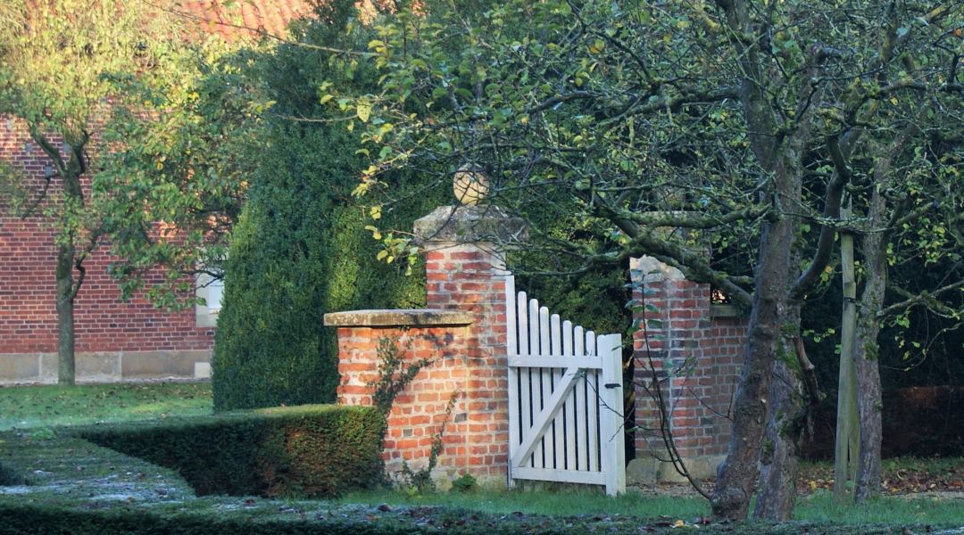 Foto der Garteninsel mit Tor am Haus Rüschhaus, Copyright: Claudia Ehlert