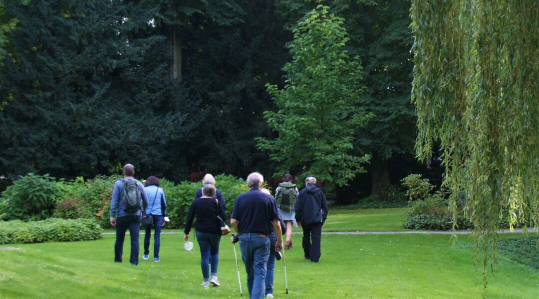 Foto vom Waldbaden mit Susanne Rupprecht am 13. September 2021 im Park der Burg Hülshoff. Copyright: Claudia Ehlert