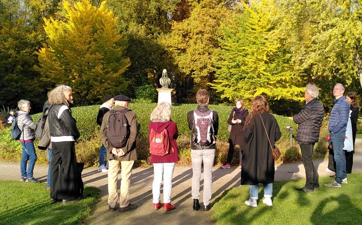 Spaziergang der Droste-Gesellschaft mit der Droste-Stiftung auf Burg Hülshoff. Foto: Georg Veit.