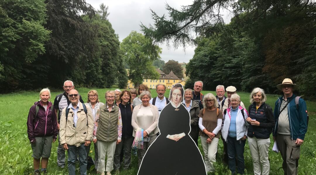 Am 27. August 2022 begab sich die Droste-Gesellschaft auf den Spuren Drostes nach Bökendorf. Die ca. 7 km lange Wanderung durch das Dorf führt in die Regoin des historischen Kriminalfalls, der Drostes Novelle "Die Judenbuche" zugrunde liegt.  Foto: Jochen Grywatsch