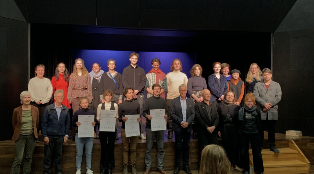 Der 1990 von Prof. Dr. Eberhard Ockel begründete und bis 2019 in Vechta
durchgeführte Internationale Rezitationswettbewerb fand am 5. November auf der
Studiobühne Münster statt. Veranstalter war das Centrum für Rhetorik,
Kommunikation und Theaterpraxis der Universität (Germanistisches Institut der
WWU Münster). Dieses Jahr stand der Wettbewerb idealerweise im Zeichen 
des Droste-Jubiläums. Die Ergebnisse finden sie in der unten beigefügten Pressemitteilung von Dr. Ortwin Lämke.  Foto: Studiobühne Münster