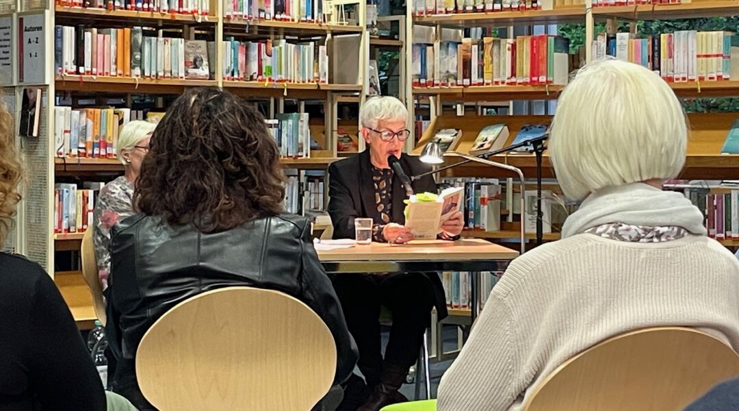 Am 29. Oktober 2023 stellte Christiane Gibiec, Autorin, Filmemacherin und zugleich Dozentin für kreatives Schreiben ihr Buch "Unruhe" in der Gemeindebibliothek Havixbeck vor. Unter Moderation von Prof. Dr. Cornelia Blasberg wurden die Hintergründe dieses Romanprojektes erläutert. 
Foto: Elisabeth Klempnauer