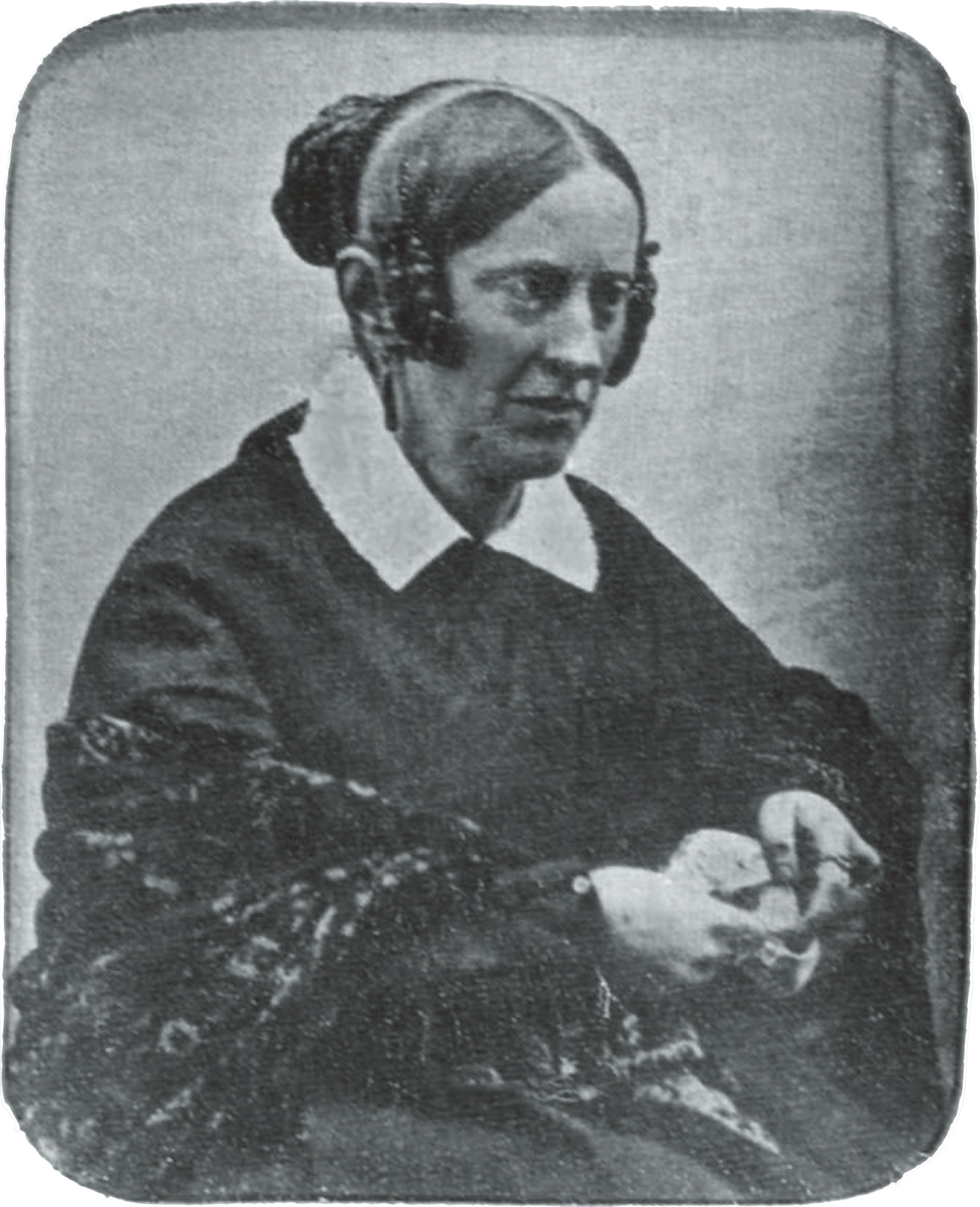 Eine schwarz-weiß Daguerreotypie die Annette von Droste Hülshoff in einem Kleid mit weißem Kragen und der typischen Frisur der Zeit zeigt.