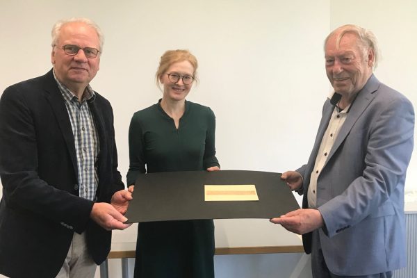 Dr. Jochen Grywatch übergiebt den Brief